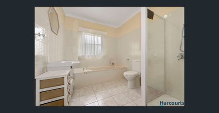 Charming 3-Bedroom Cottage in East Devonport - Photo 2