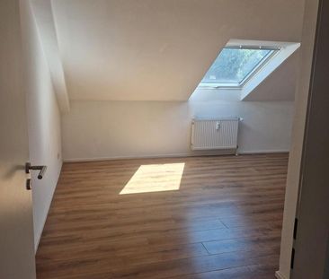 Helle Dachgeschosswohnung mit Charme - Photo 1