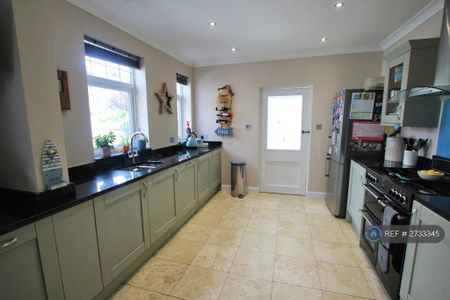 4 bedroom terraced house to rent - Photo 3