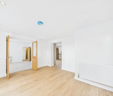 4 bedroom detached house to rent - Photo 4