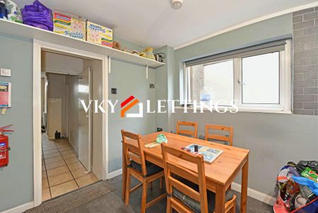 4 bedroom terraced house to rent - Photo 5