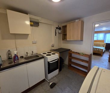 South Norwood Hill, London, SE25 6 - Photo 2