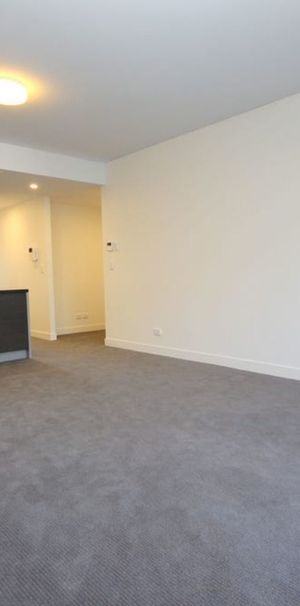 Prime Location | Airconditioning | Natural Light - Photo 1