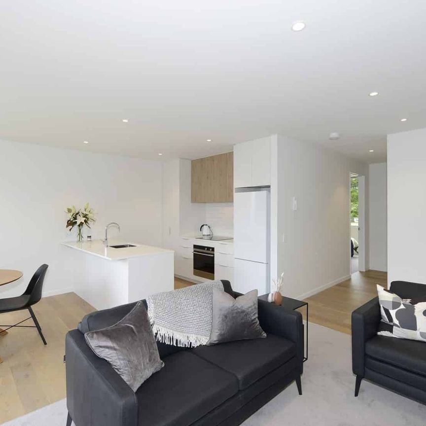 Stylish executive fully furnished apartment in stunning modern complex! - Photo 1