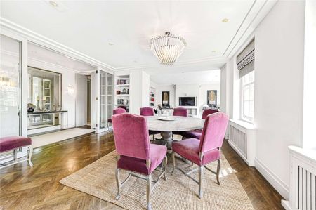 Lateral five bedroom apartment set within a prestigious block in St Johns Wood with porter and parking - Photo 4