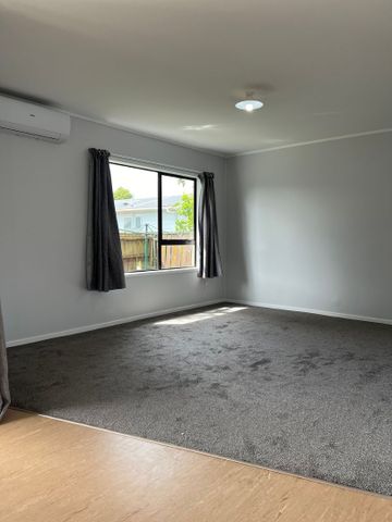 Sunny & Renovated 2-Bedroom Home – Private Backyard in Papakura - Photo 3