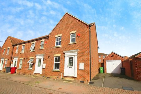 3 bed end of terrace house to rent in Sharman Row, Langley, SL3 - Photo 2