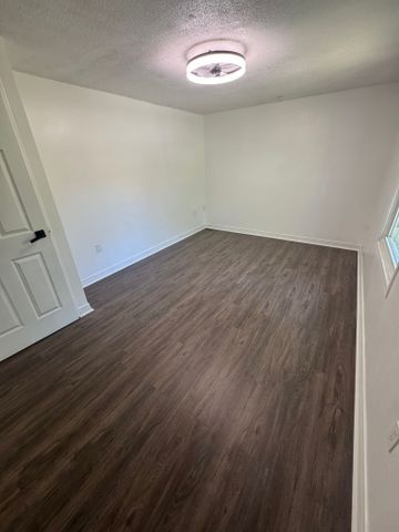 For Lease - 137 Jansen Avenue, Kitchener, Ontario - Photo 3