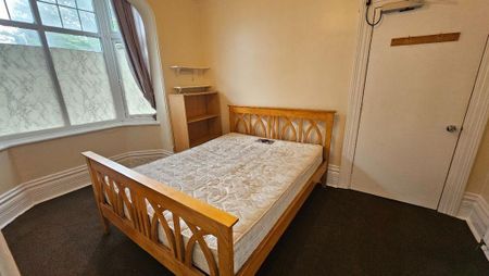 1 bedroom in a house share to rent - Photo 2