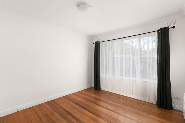 Stylish, Renovated Two-Bedroom Ground Floor Apartment in Prime Location - Photo 1