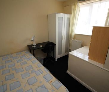 3 bedroom end of terrace house to rent - Photo 3
