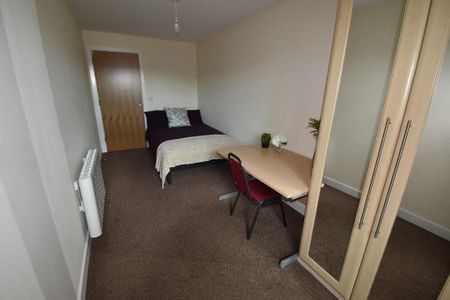 3 bedroom flat to rent - Photo 5