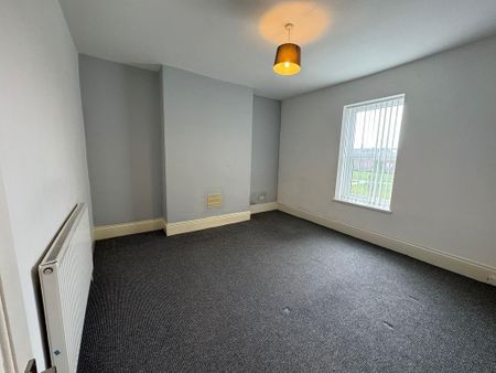 3 bedroom flat to rent - Photo 3
