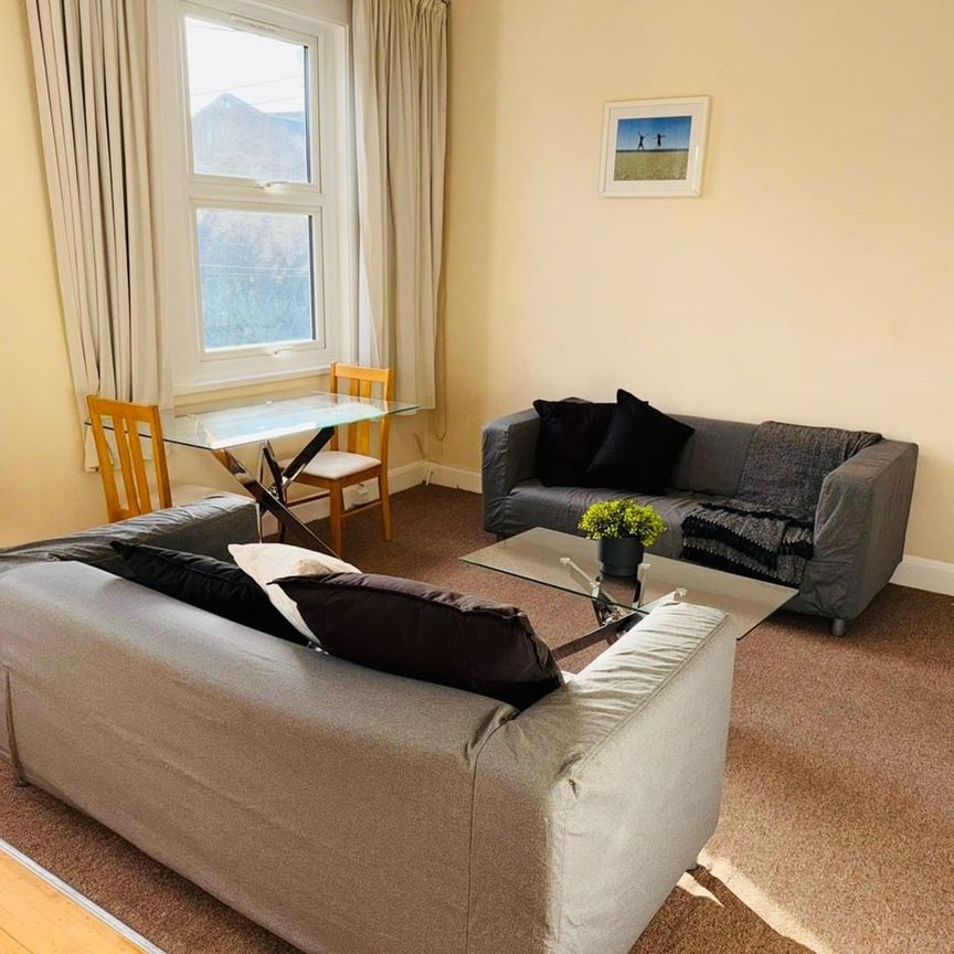 2 Bed Flat, Harbut Road, SW11 - Photo 1