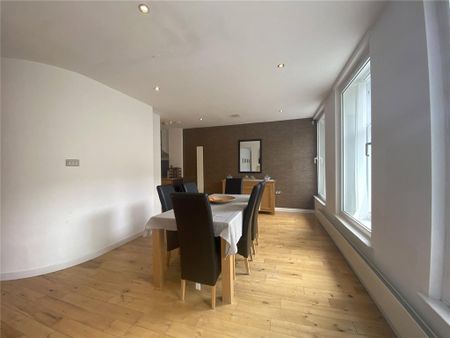 3 bedroom flat to rent - Photo 4