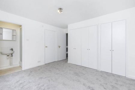 2 bedroom 2 bathroom maisonette with garden located close to Highgate station - Photo 2