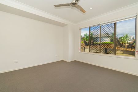 Stunning Family Abode Located Close to Shops & M1 Access - Photo 2