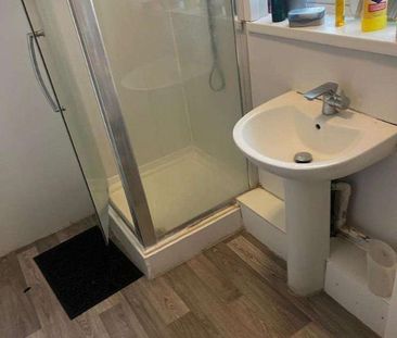 Clare Road, Stanwell, Middlesex, TW19 - Photo 6