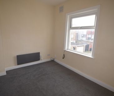 To Let 1 Bed Flat - Photo 4