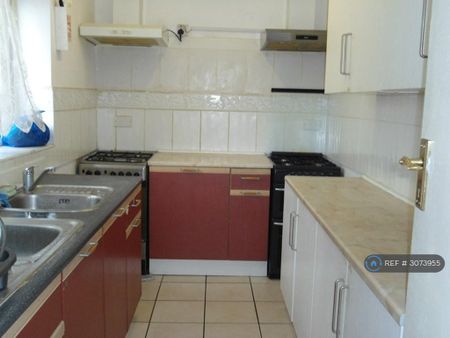 1 bedroom in a house share to rent - Photo 4