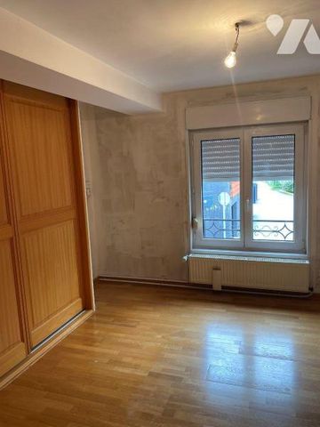 Au 1er étage, appartement T2 en duplex Un séjour avec cuisine équipée, une chambre, une pièce, ... - Photo 2