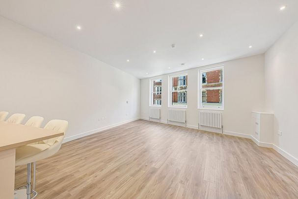 4 bedroom flat to rent - Photo 1