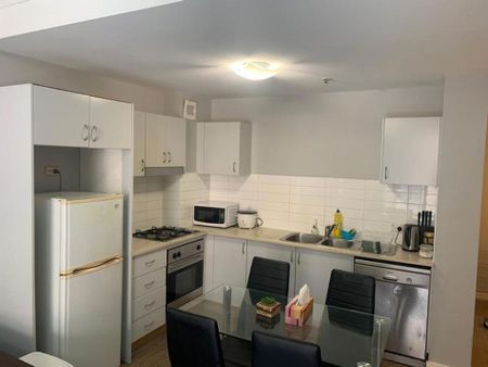 MODERN CITY ONE-BEDROOM WITH CAR SPACE - Photo 3