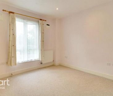 3 bedroom flat to rent - Photo 6