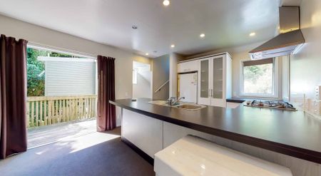 Four-bedroom home - Photo 4