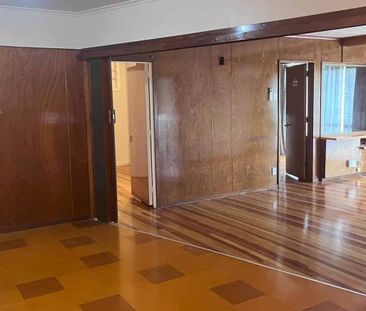 Sunny Top-Floor Family Home – Prime Location - Photo 4