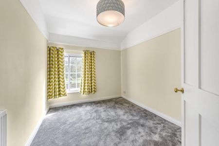 3 bedroom flat to rent - Photo 4
