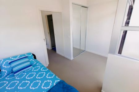 Large 1 Bedroom - Photo 4
