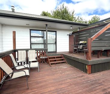 Spacious 3 Bedroom Family Home with Elevated Views Over Waipuna Park - Photo 1