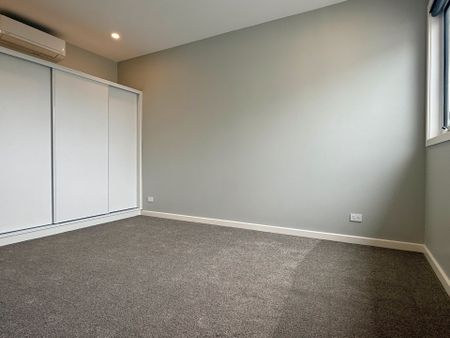 Luxurious townhouse, heart of Blackburn South - Photo 3