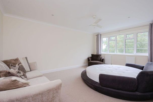4 bedroom flat to rent - Photo 1
