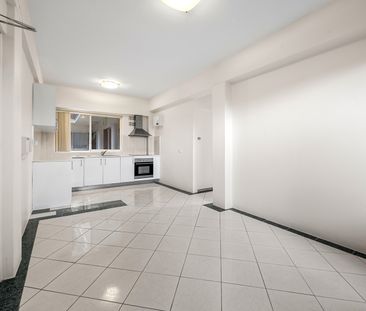 BEAUTIFUL 2 BEDROOM 1 BATHROOM UNIT WITH CAR SPACE - Photo 5