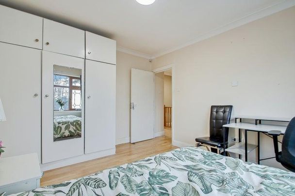 1 bedroom in a flat share to rent - Photo 1