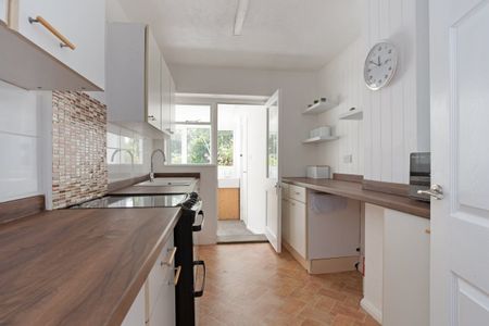3 bedroom semi-detached house to rent - Photo 2