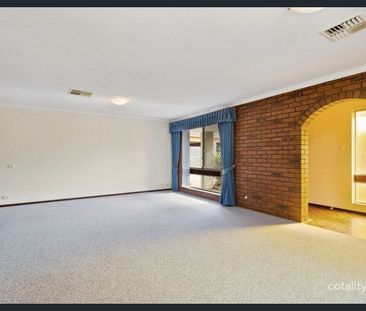 Charming 3 x 2 Family Home in Prime Woodlands Location Location, comfort and lifestyle - Photo 1