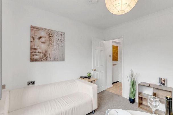 3 bedroom flat to rent - Photo 1