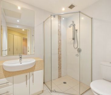 Over 55's | Spacious Ground Floor Apartment with Large Deck & Gardens - Photo 5