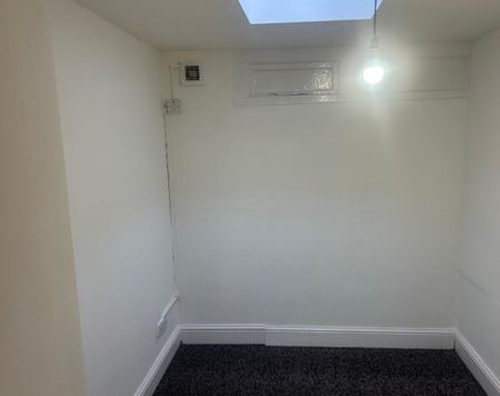 2 Bed Flat, London, IG3 - Photo 5