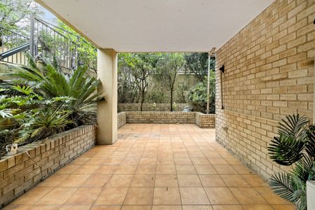 Oversized 2 Bedroom Ground Floor Unit - Photo 5