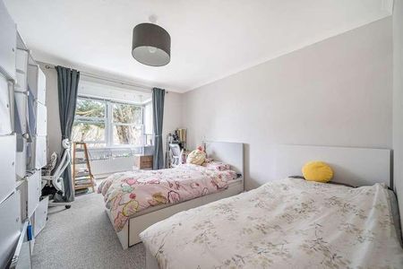 Rookwood Court, Guildford, GU2 - Photo 4