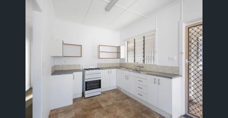 3 Bedroom Duplex within walking Distance to the Broadwater - Photo 5