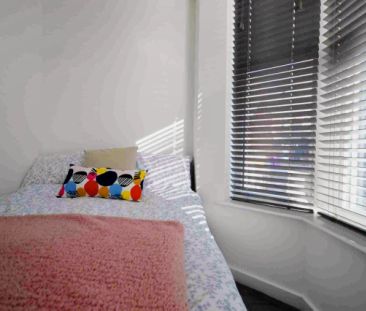 6 Beds 3 Baths - Photo 2