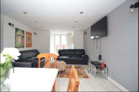 8 Bedroom Student House Brudenell Avenue - Photo 1