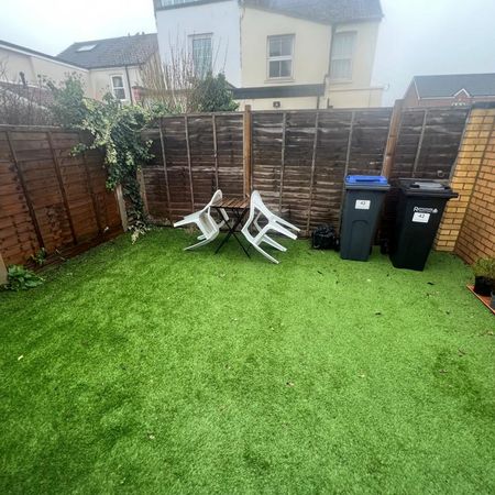 4 bedroom semi-detached house to rent - Photo 3