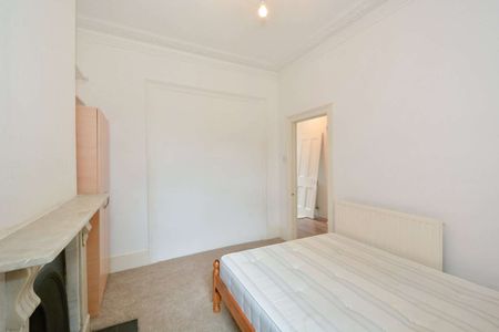 Spacious four bedroom terraced house in a great location. - Photo 5