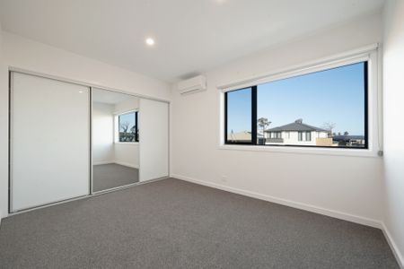 Spacious 4 Bedroom Townhouse - Photo 4